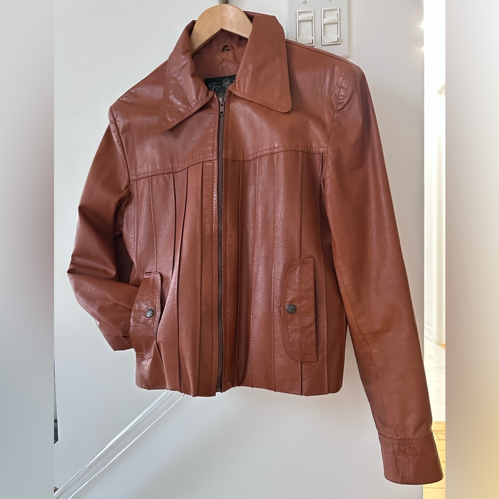 90’s Vintage Women’s Jacket – 100% Genuine Leather in Cognac•Retro Fashion
New!